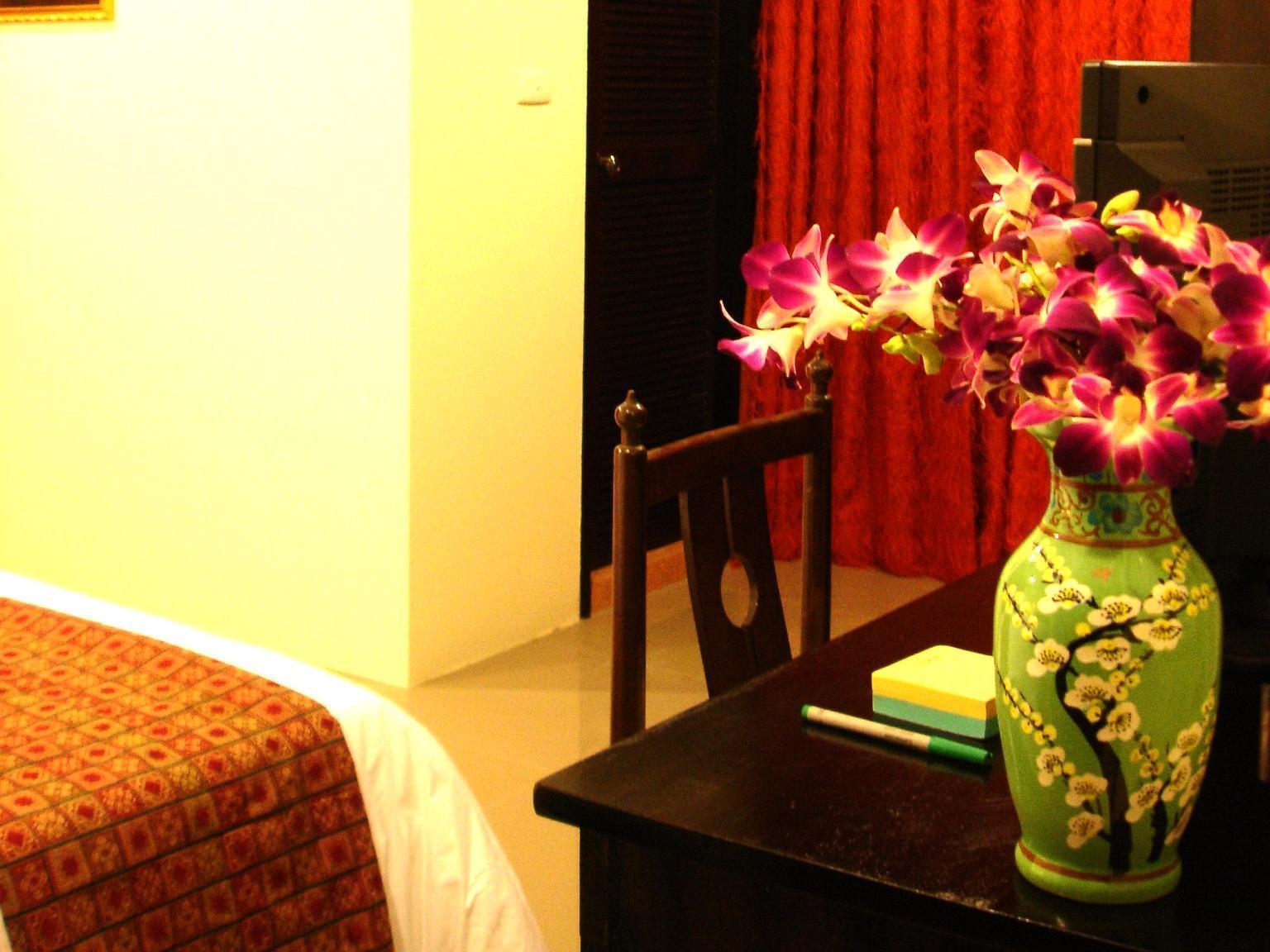 The Bang Khun Phrom Suites Bangkok Exterior photo